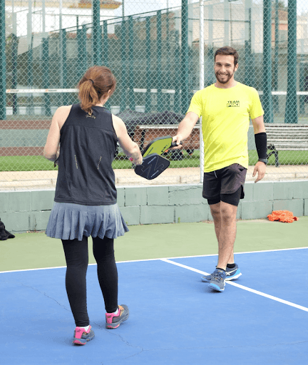 jugar al pickleball
